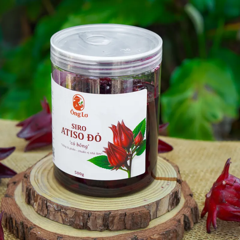 Siro atiso đỏ hũ nhựa, bên trong có bông atiso đỏ nguyên cánh