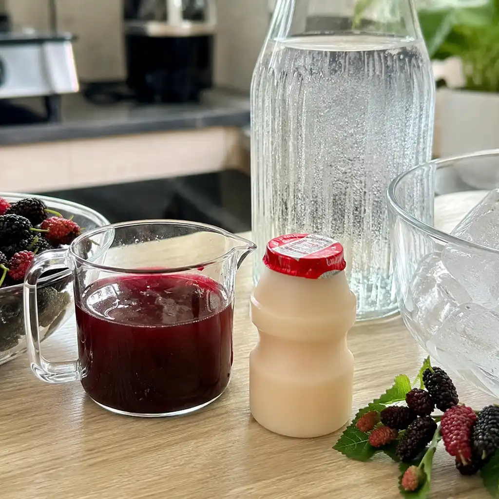 Nguyên liệu pha dâu tằm Yakult gồm siro, sữa lên men và đá